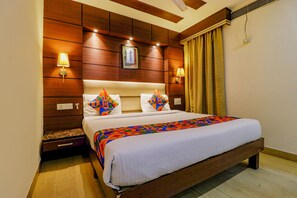 Egyptian cotton sheets, premium bedding, in-room safe, desk - Fabhotel Admire Suites (New Delhi)