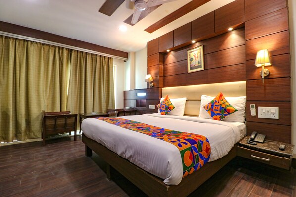 Egyptian cotton sheets, premium bedding, in-room safe, desk