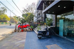 Front of property - Fabhotel Admire Suites (New Delhi)