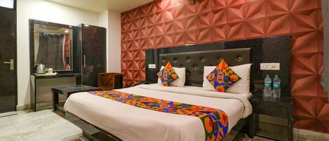 Egyptian cotton sheets, premium bedding, in-room safe, desk