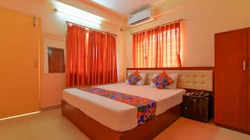 Deluxe Room | Egyptian cotton sheets, premium bedding, in-room safe, desk
