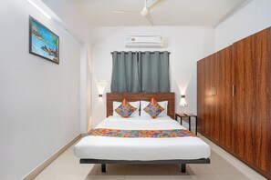 Egyptian cotton sheets, premium bedding, in-room safe, desk - FabHotel Frenotel - Madhapur (Hyderabad)