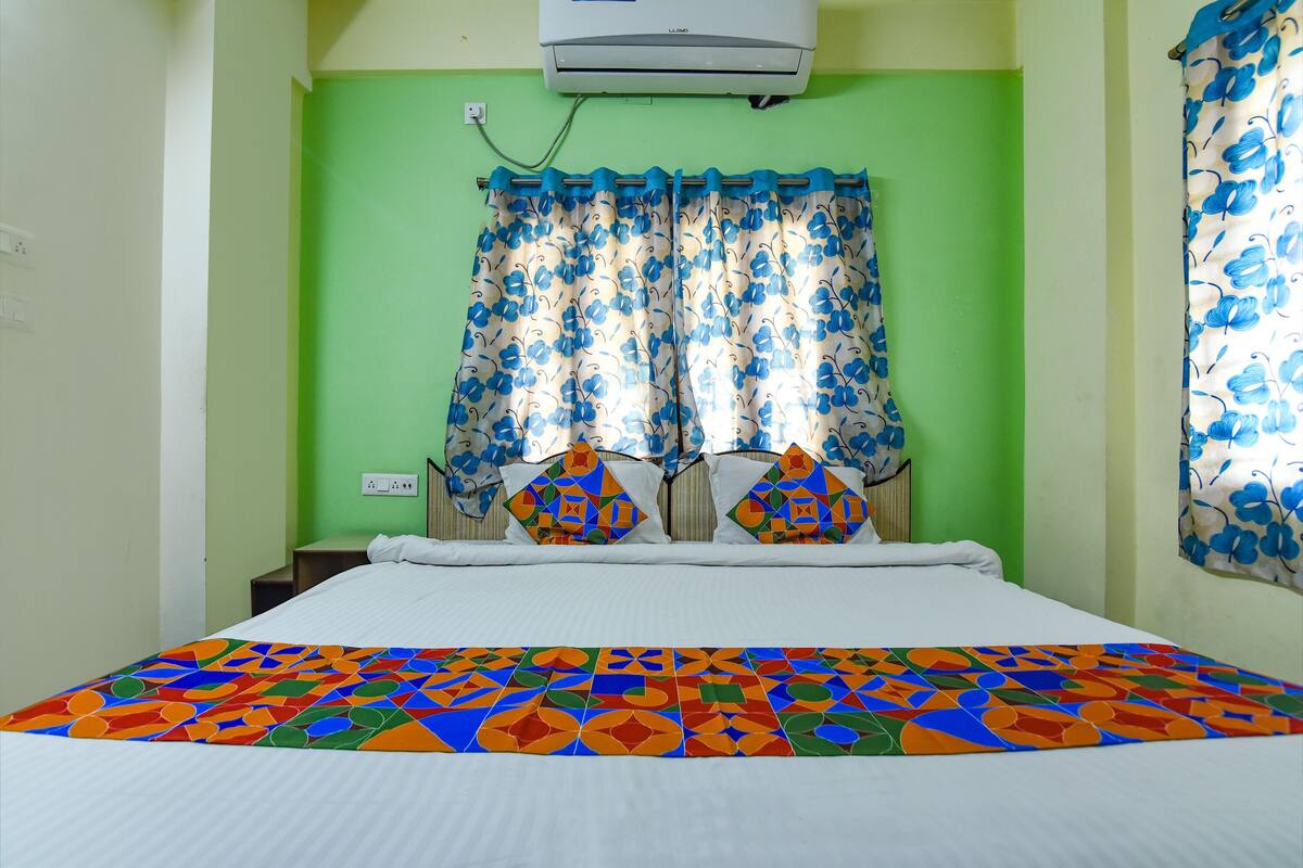Deluxe Room | Egyptian cotton sheets, premium bedding, in-room safe, desk