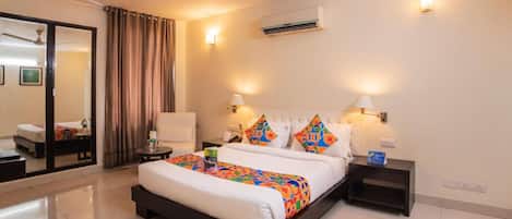 Deluxe Room | Egyptian cotton sheets, premium bedding, in-room safe, desk