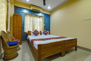 Egyptian cotton sheets, premium bedding, in-room safe, desk