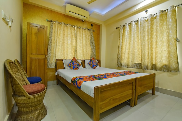 Egyptian cotton sheets, premium bedding, in-room safe, desk