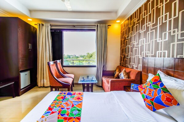 Egyptian cotton sheets, premium bedding, in-room safe, desk - Fabhotel Signature Plaza (New Delhi)