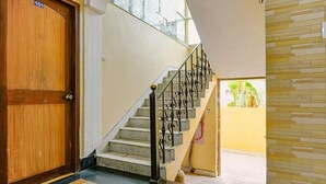Una escalera con una puerta de madera y un muro de piedra.