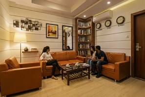 Lobby sitting area - Fabhotel Empire Suite (Mumbai)