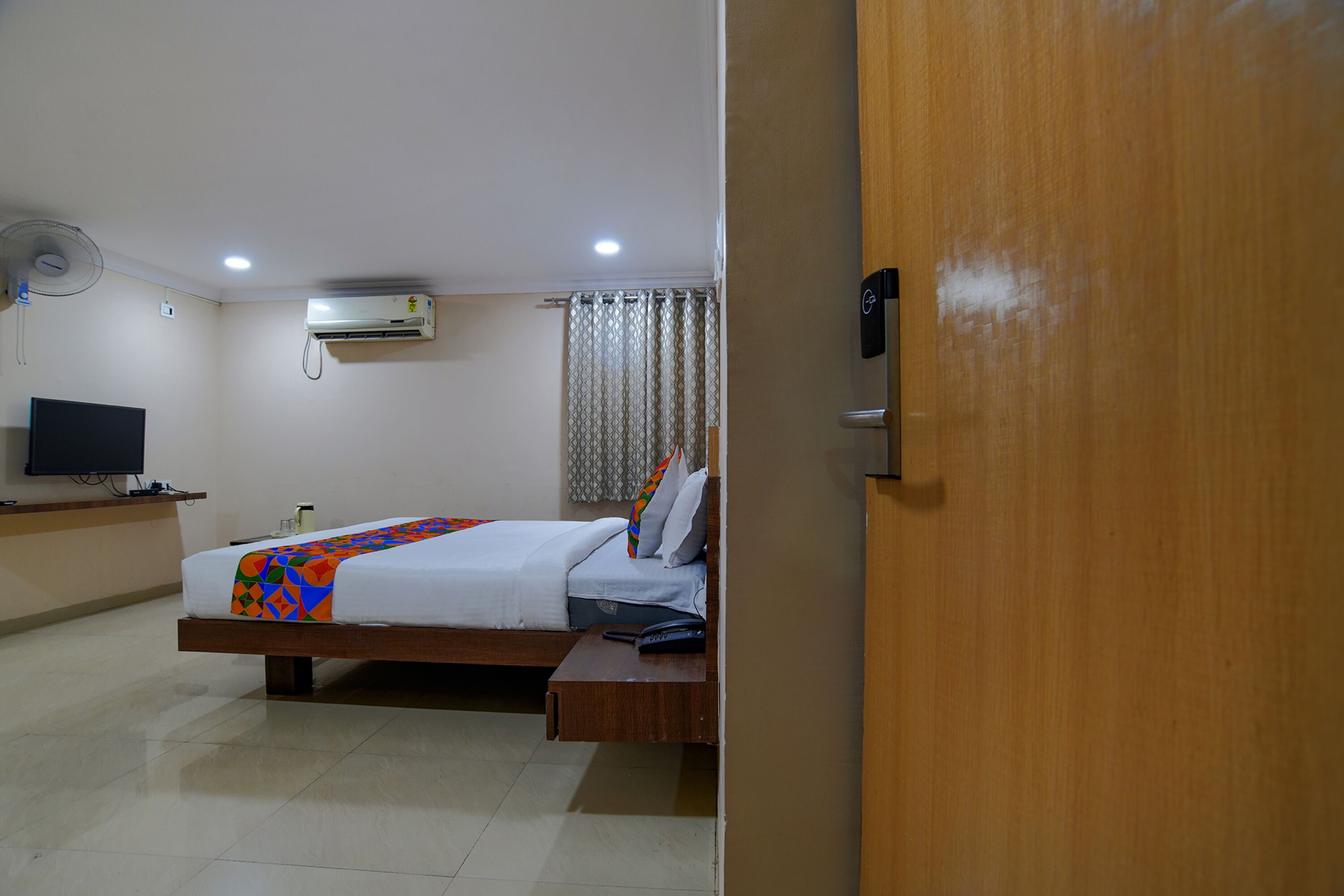 egyptian cotton sheets, premium bedding, in-room safe, desk