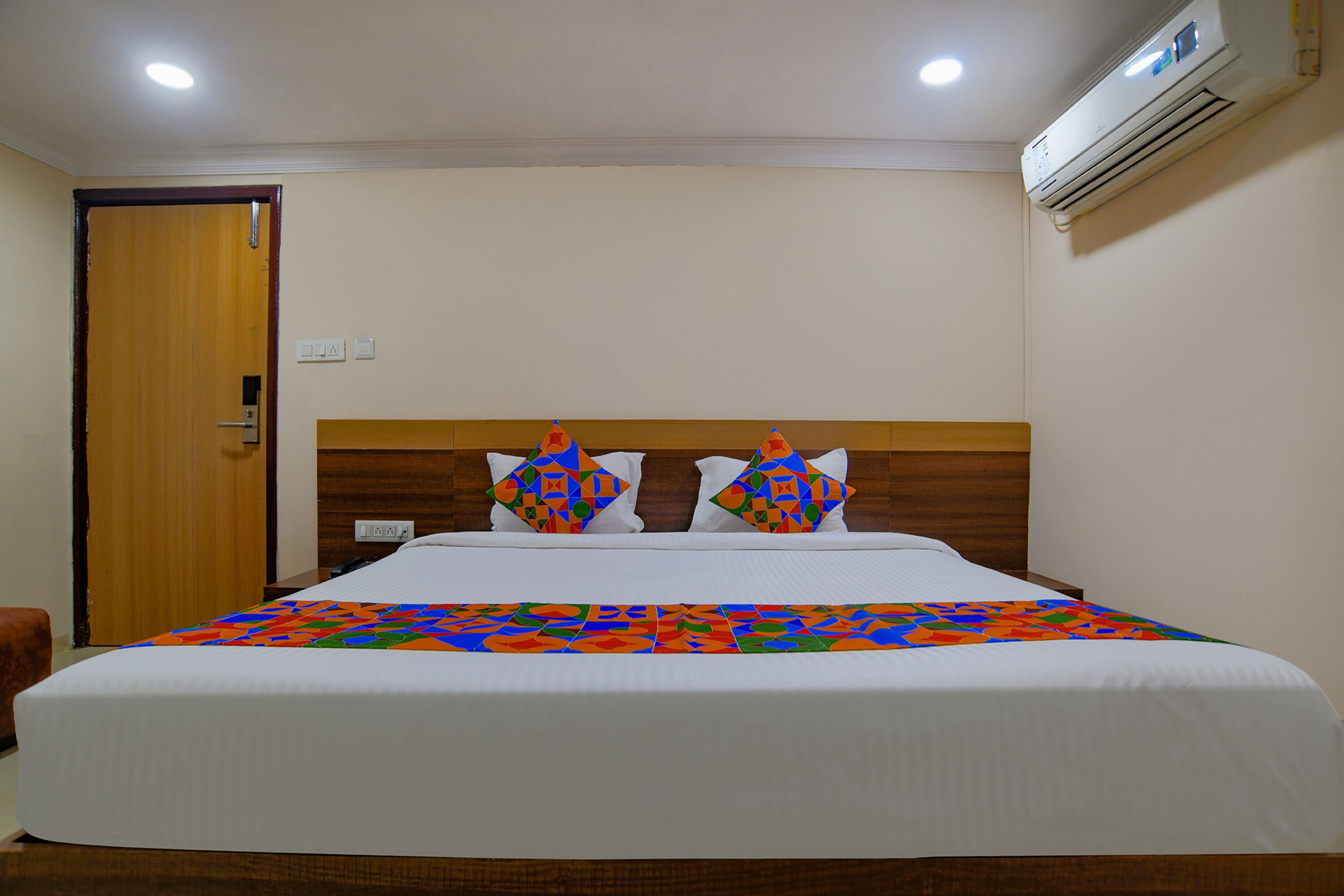 deluxe room | egyptian cotton sheets, premium bedding, in-room safe, desk