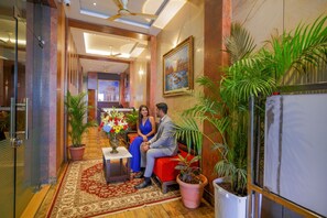 Lobby sitting area - Fabhotel Pishori (Indore)