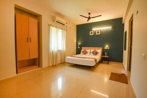 Egyptian cotton sheets, premium bedding, in-room safe, desk