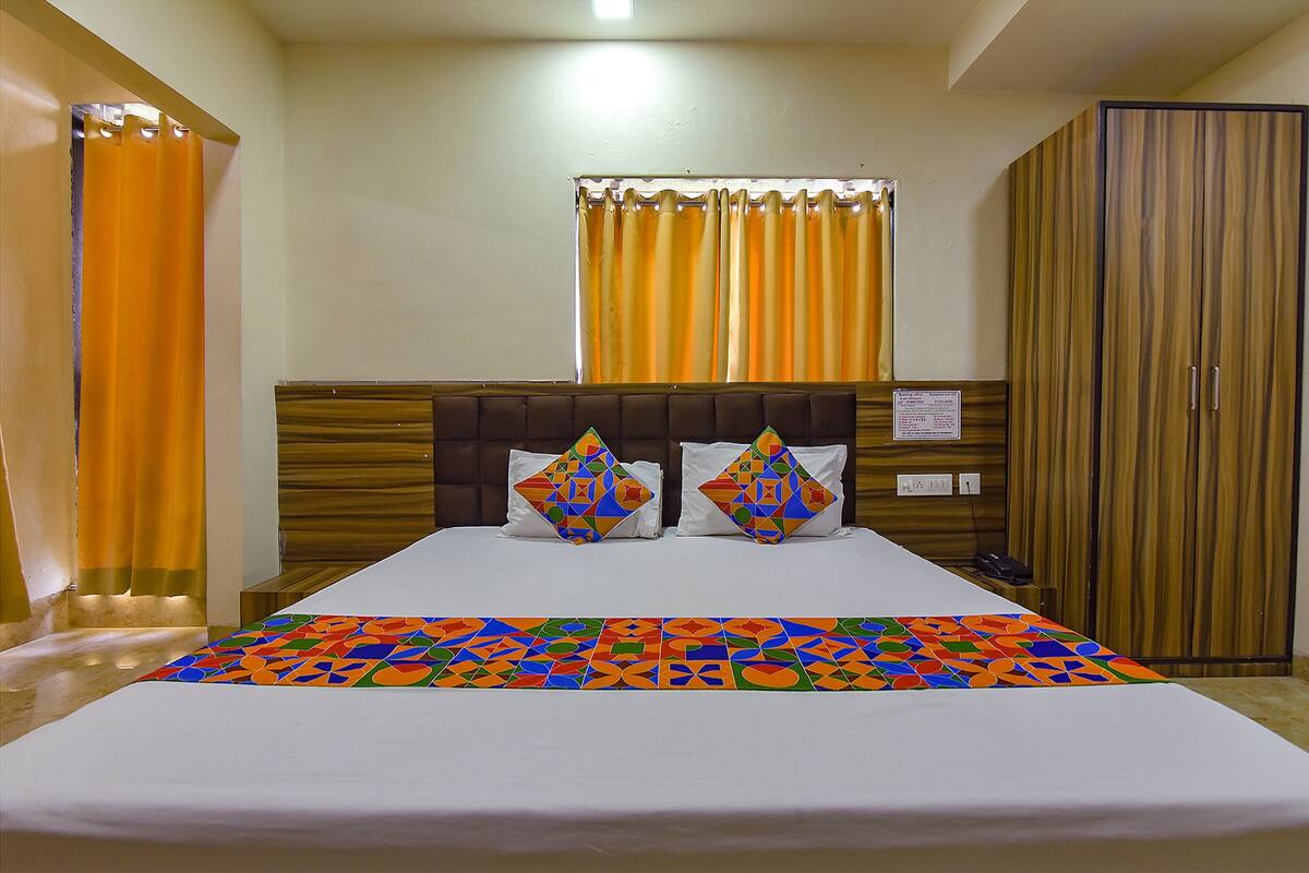 Egyptian cotton sheets, premium bedding, in-room safe, desk