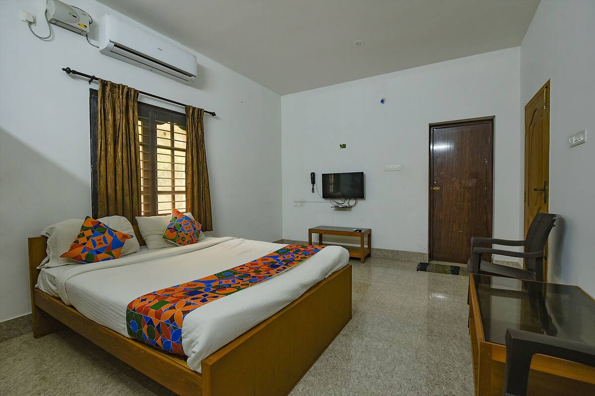 egyptian cotton sheets, premium bedding, in-room safe, desk