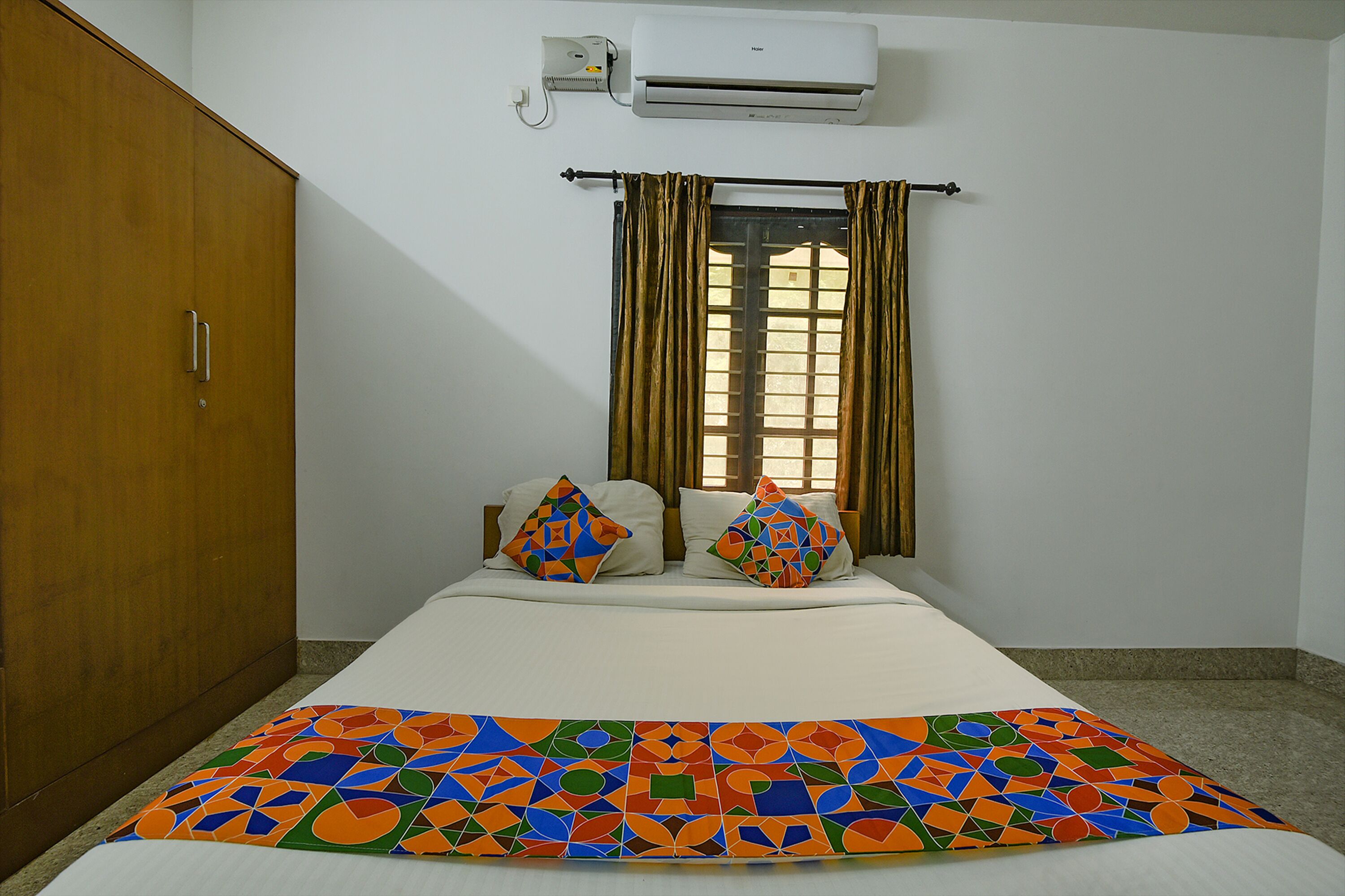 egyptian cotton sheets, premium bedding, in-room safe, desk