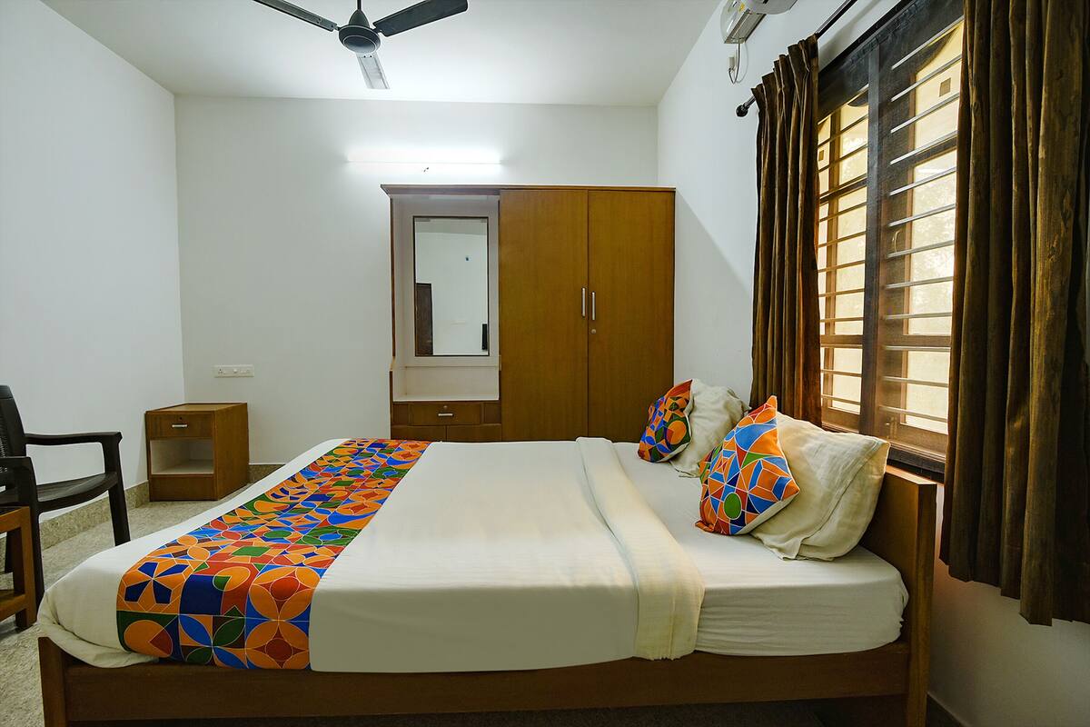 egyptian cotton sheets, premium bedding, in-room safe, desk