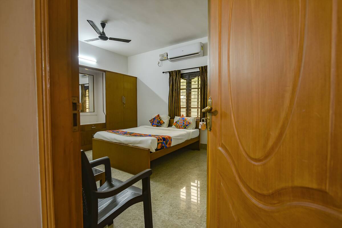 egyptian cotton sheets, premium bedding, in-room safe, desk