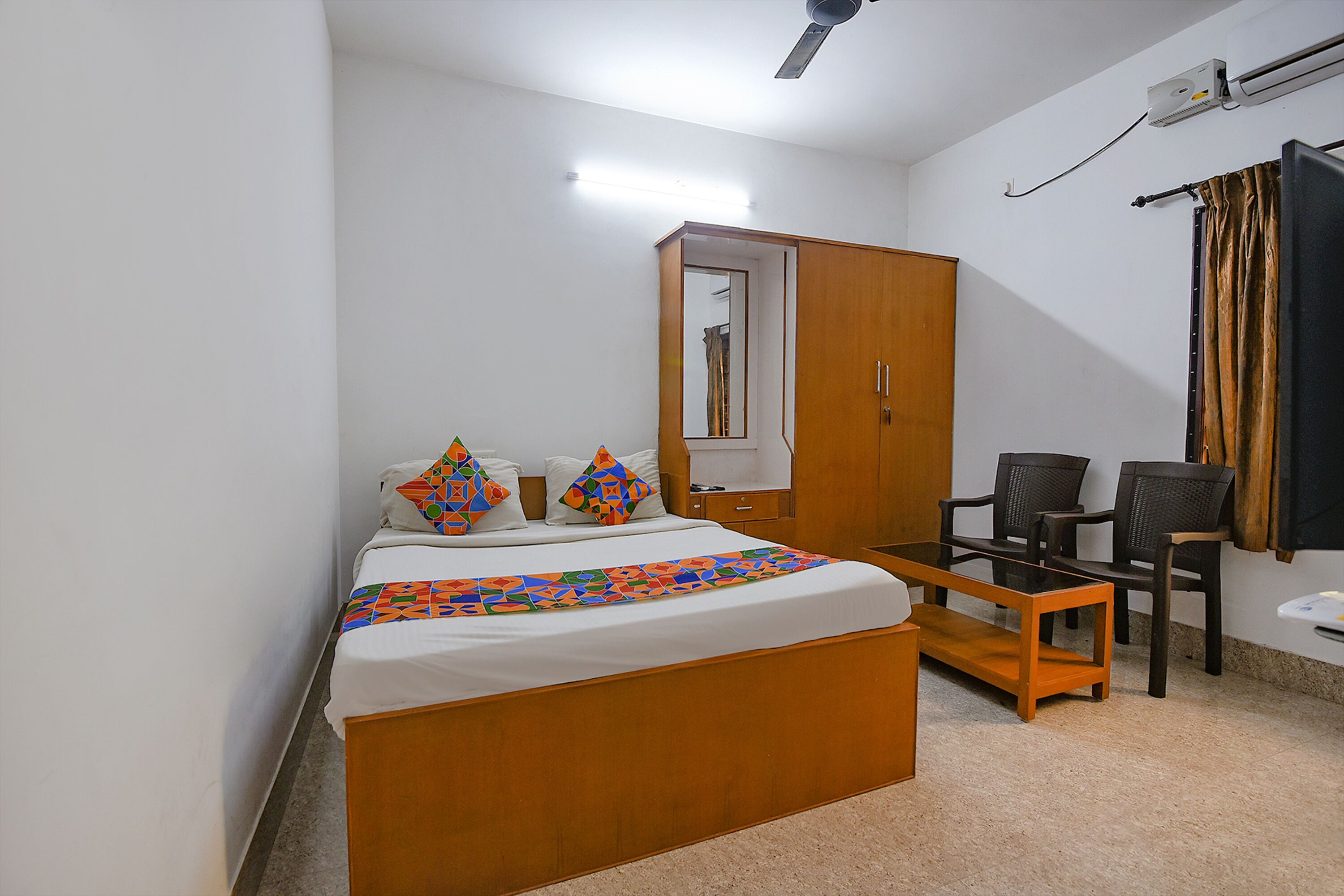 deluxe room | egyptian cotton sheets, premium bedding, in-room safe, desk