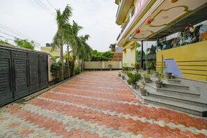 Front of property - Fabhotel Kriti Green (Varanasi)