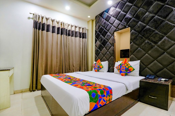 Egyptian cotton sheets, premium bedding, in-room safe, desk