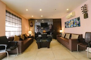 Lobby sitting area - FabHotel Yug Villa (New Delhi)