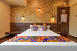 Egyptian cotton sheets, premium bedding, in-room safe, desk