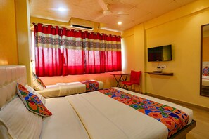 Egyptian cotton sheets, premium bedding, in-room safe, desk