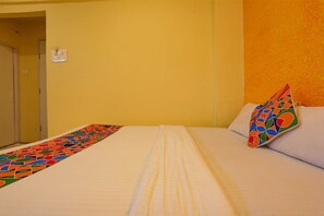 ملاءات من القطن المصري وأغطية فراش متميزة وخزنة داخل الغ رفة ومكتب