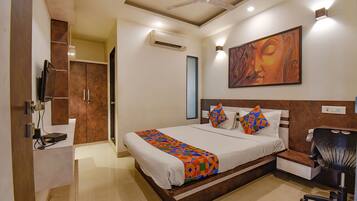 Egyptian cotton sheets, premium bedding, in-room safe, desk