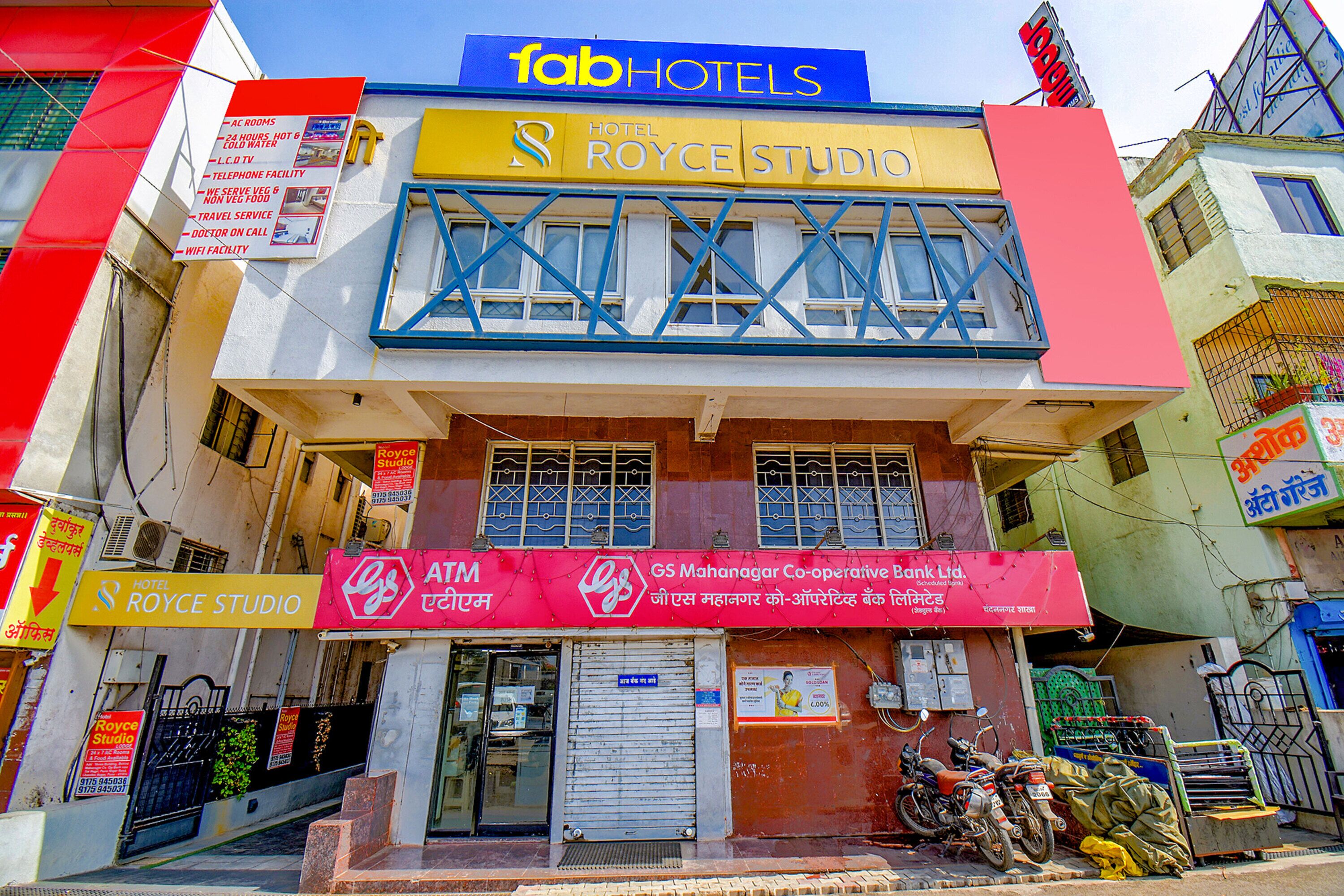 Un hôtel avec une enseigne indiquant « Fab Hotels » et « Royce Studio ».