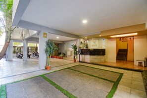 Property entrance - FabHotel Royce Studio (Pune)