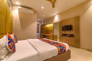 Egyptian cotton sheets, premium bedding, in-room safe, free WiFi