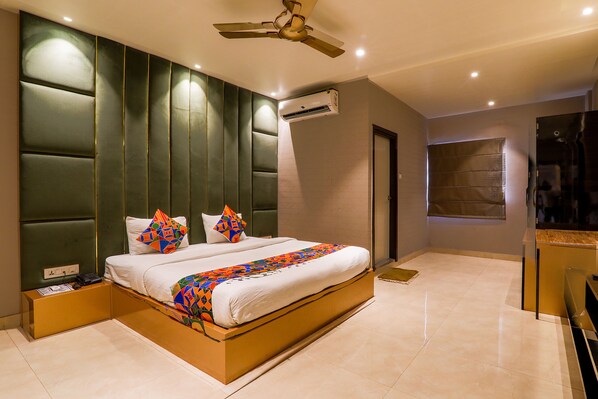 Egyptian cotton sheets, premium bedding, in-room safe, free WiFi