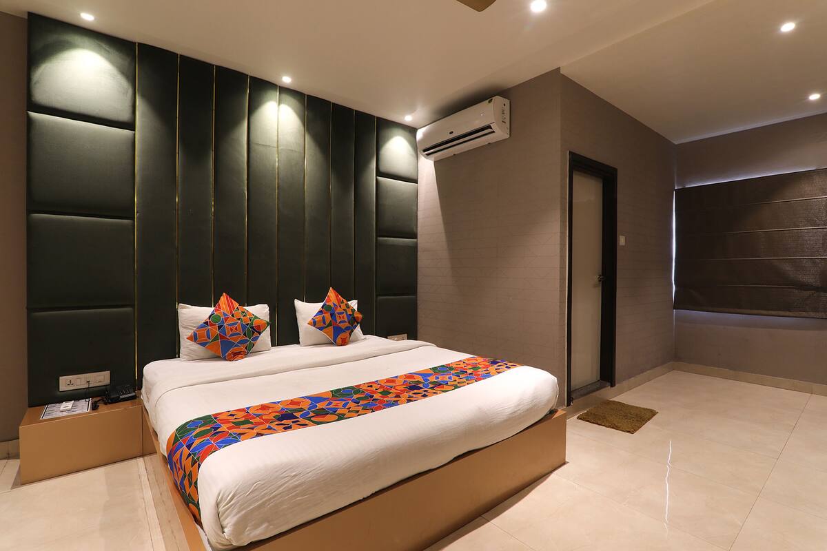 Egyptian cotton sheets, premium bedding, in-room safe, free WiFi