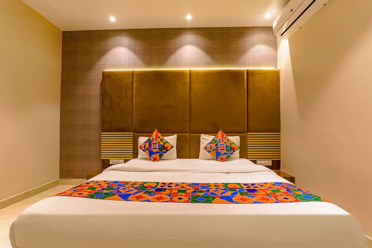 Egyptian cotton sheets, premium bedding, in-room safe, free WiFi