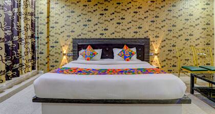 Fabhotel Gold Galaxy