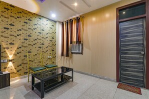 Egyptian cotton sheets, premium bedding, desk, free WiFi - Fabhotel Gold Galaxy (Kanpur)