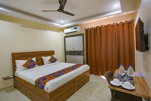 Egyptian cotton sheets, premium bedding, free WiFi, bed sheets - FabHotel Starlight Sanctuary (Gurugram)