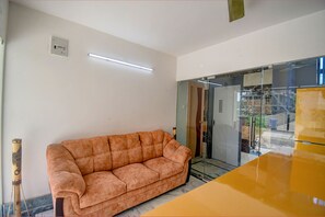 Lobby sitting area - FabHotel Amar Raj Villa (Barasat)