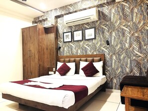 Deluxe Room | Egyptian cotton sheets, premium bedding, desk, free WiFi - Hotel Shree Ram Palace (Indore)