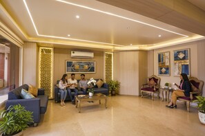 Lobby sitting area - Fabhotel Surya (Bhopal)