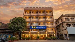 A multi-story building with a sign reading "fabHOTELS". - Fabhotel Surya (Bhopal)