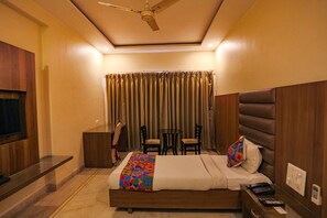 Egyptian cotton sheets, premium bedding, desk, free WiFi - Fabhotel Surya (Bhopal)