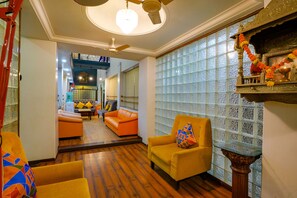 Lobby sitting area - FabExpress Manas Residency (Mumbai)