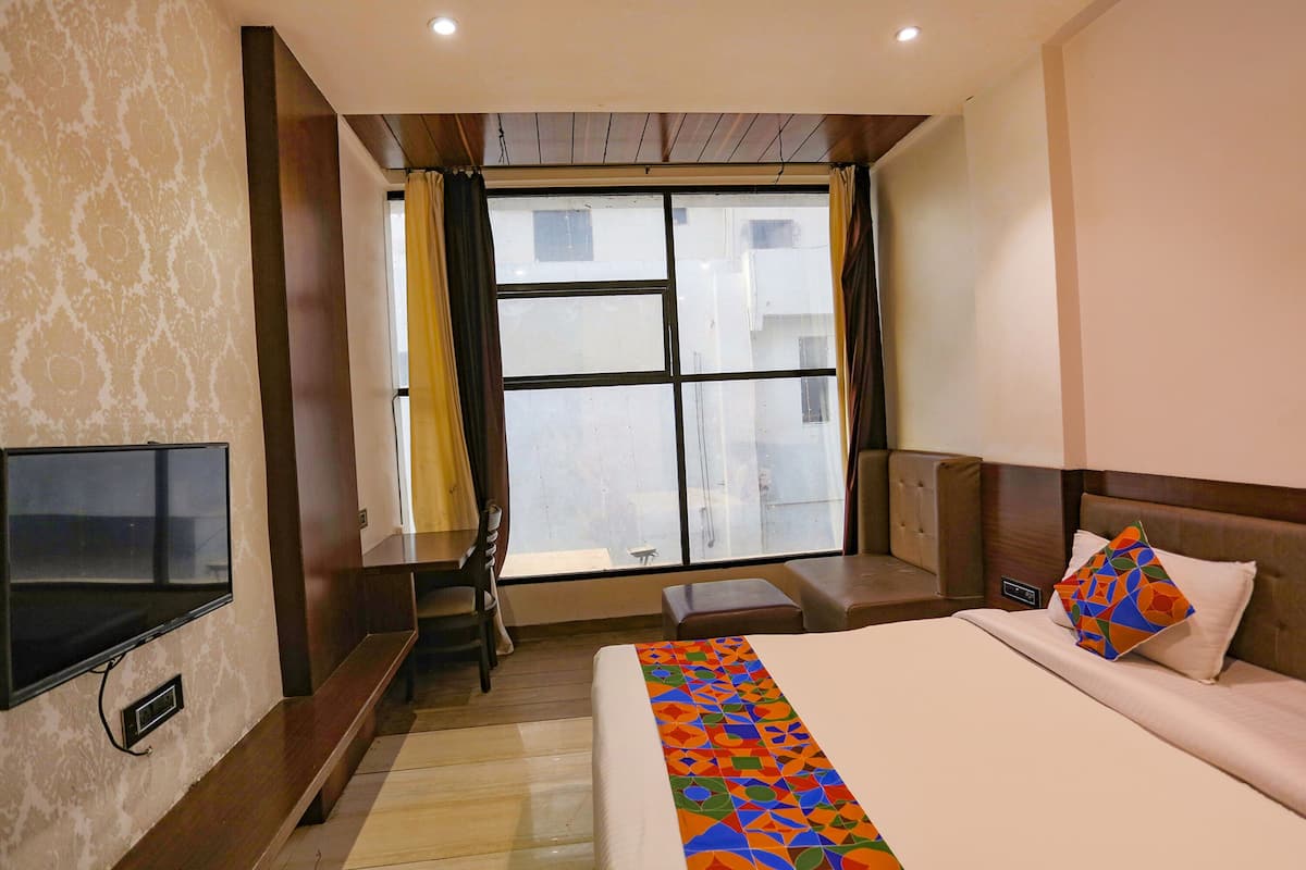 Deluxe Room | 1 bedroom, Egyptian cotton sheets, premium bedding, desk