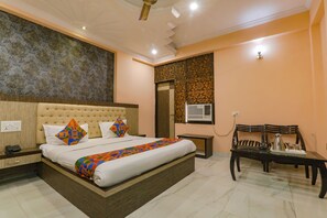 Egyptian cotton sheets, premium bedding, desk, free WiFi - Fabhotel Govinda Royal (Kanpur)
