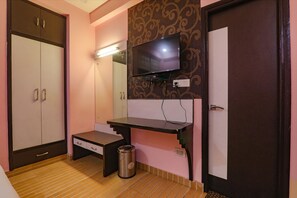 Egyptian cotton sheets, premium bedding, desk, free WiFi - Fabhotel Govinda Royal (Kanpur)