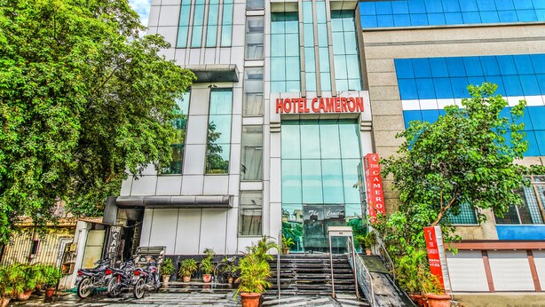 Un bâtiment moderne avec une enseigne indiquant « fab hotels » et « Hôtel Cameroun ».