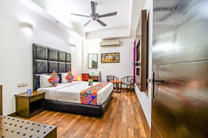Egyptian cotton sheets, premium bedding, desk, free WiFi - Fabhotel Cameron (New Delhi)